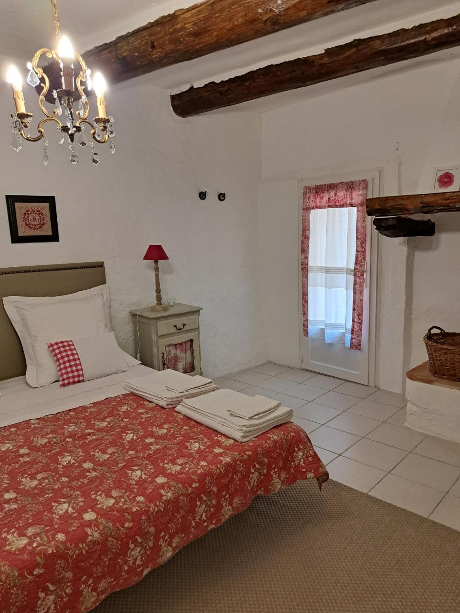 La Maison De Gisele Bed and Breakfast Saint-Victor-des-Oules Eksteriør billede